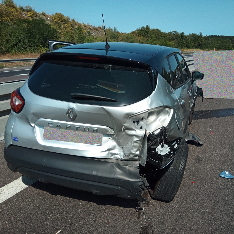 Ma voiture avec l'arrière droit enfoncé et la roue déformée